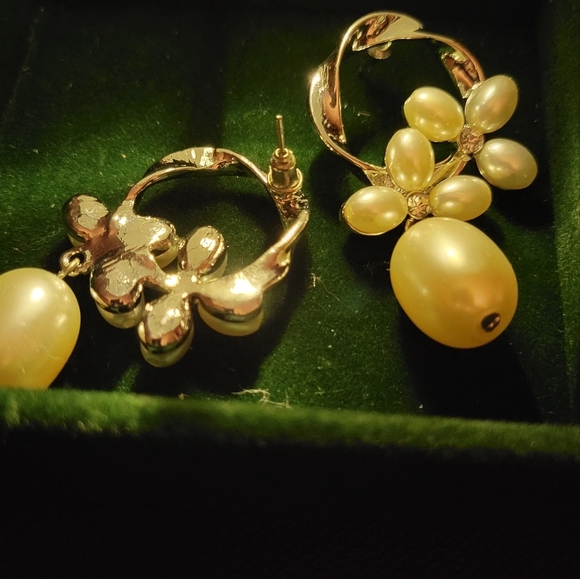 Pearl Faux & Gold Tone Earrings - Picture 1 of 2
